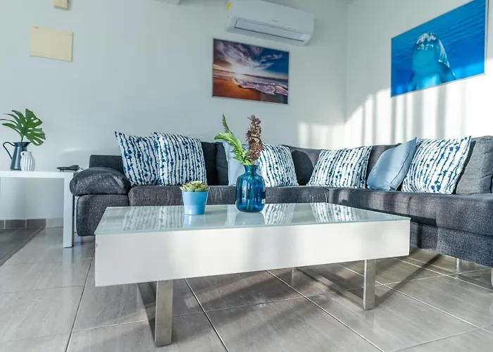 Makenzy Seaview Penthouse Apartament *