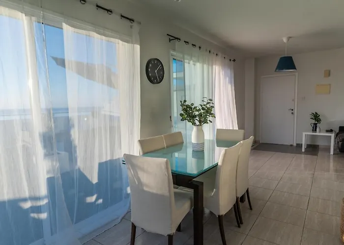 Makenzy Seaview Penthouse Larnaca