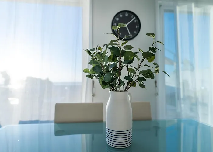 Makenzy Seaview Penthouse Apartament *